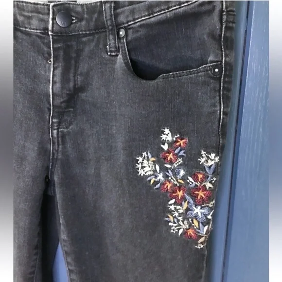 Floral Embroidered Black Raw Hem Skinny Jeans Size 4 Whimsigoth Cottage Goth - Picture 2 of 6
